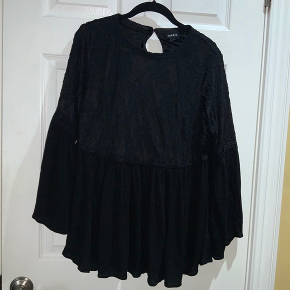 Torrid black lace bell sleeve peplum top Sz 1 (1X) keyhole back - Picture 1 of 6